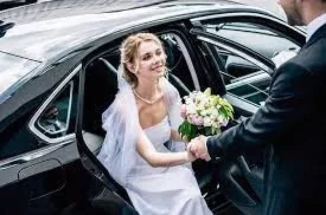 WHAT ARE THE DIFFERENT ADVANTAGES OF HIREING A LIMO SERVICE FOR WEDDINGS