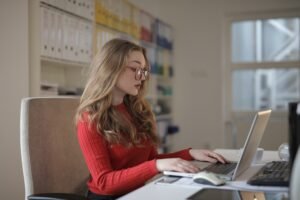 a girl is using QuickBooks Desktop Support for her own business